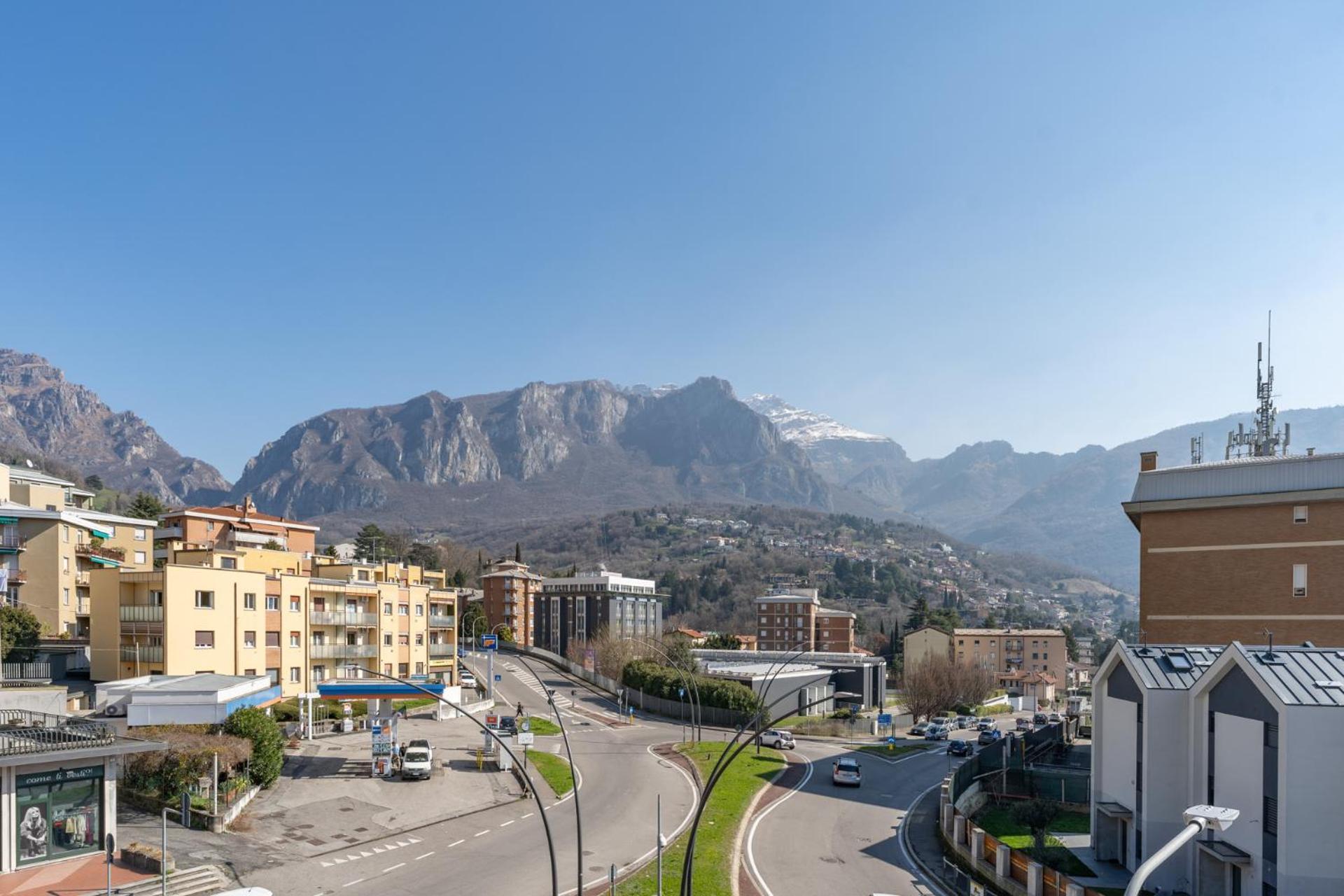 Spacious Apartment With Panoramic Views In Lecco Exterior foto